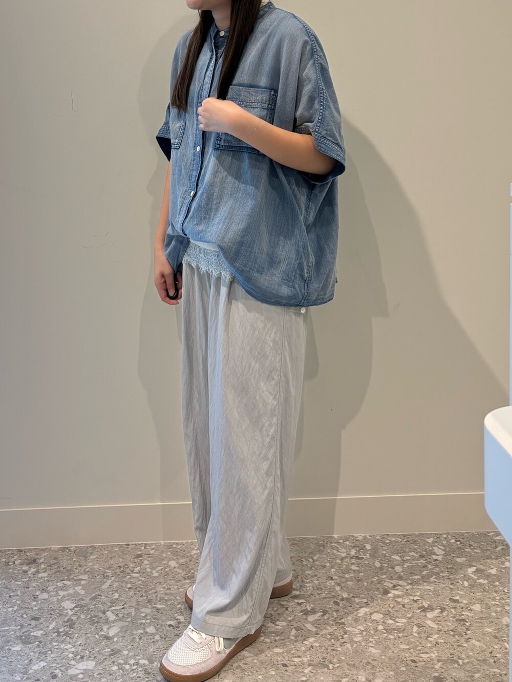 グレー系のその他パンツ、ブルー系のシャツ/ブラウス、ホワイト系のTシャツ/カットソーを着用したレディースの春コーディネートの6枚目の写真