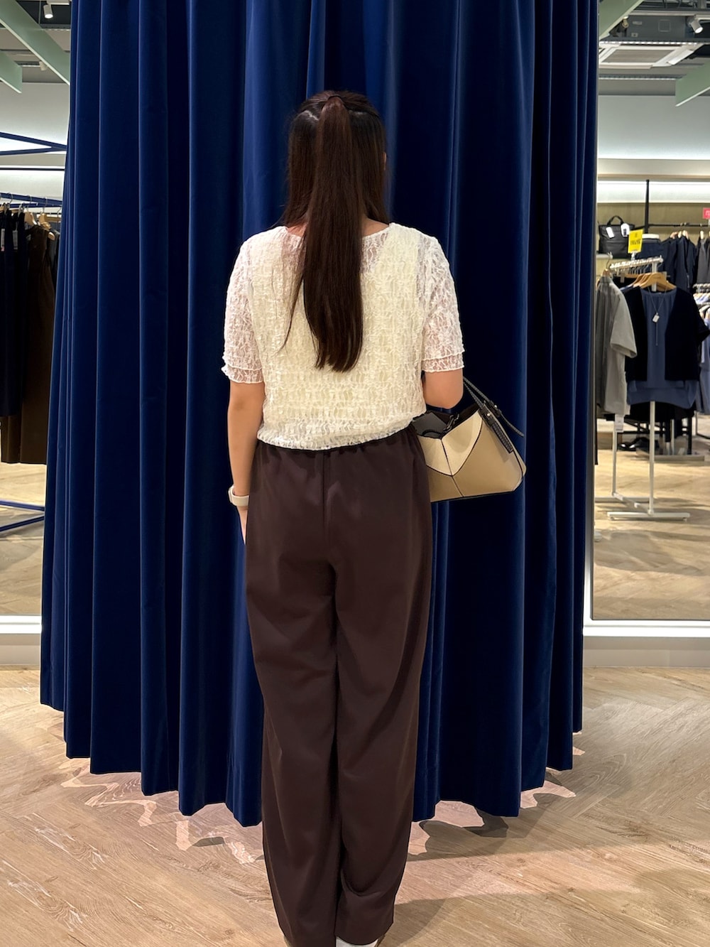 ホワイト系のTシャツ/カットソー、ブラウン系のその他パンツを着用したレディースの秋コーディネートの4枚目の写真