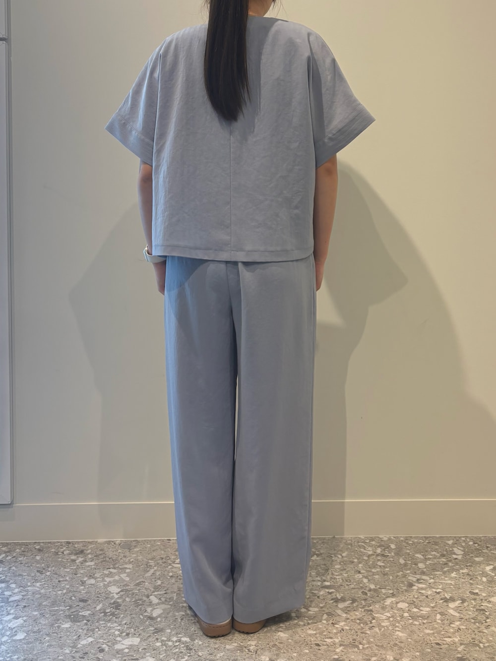 ホワイト系のTシャツ/カットソー、グレー系のダウンジャケット/コート、グレー系のその他パンツを着用したレディースの夏コーディネートの4枚目の写真