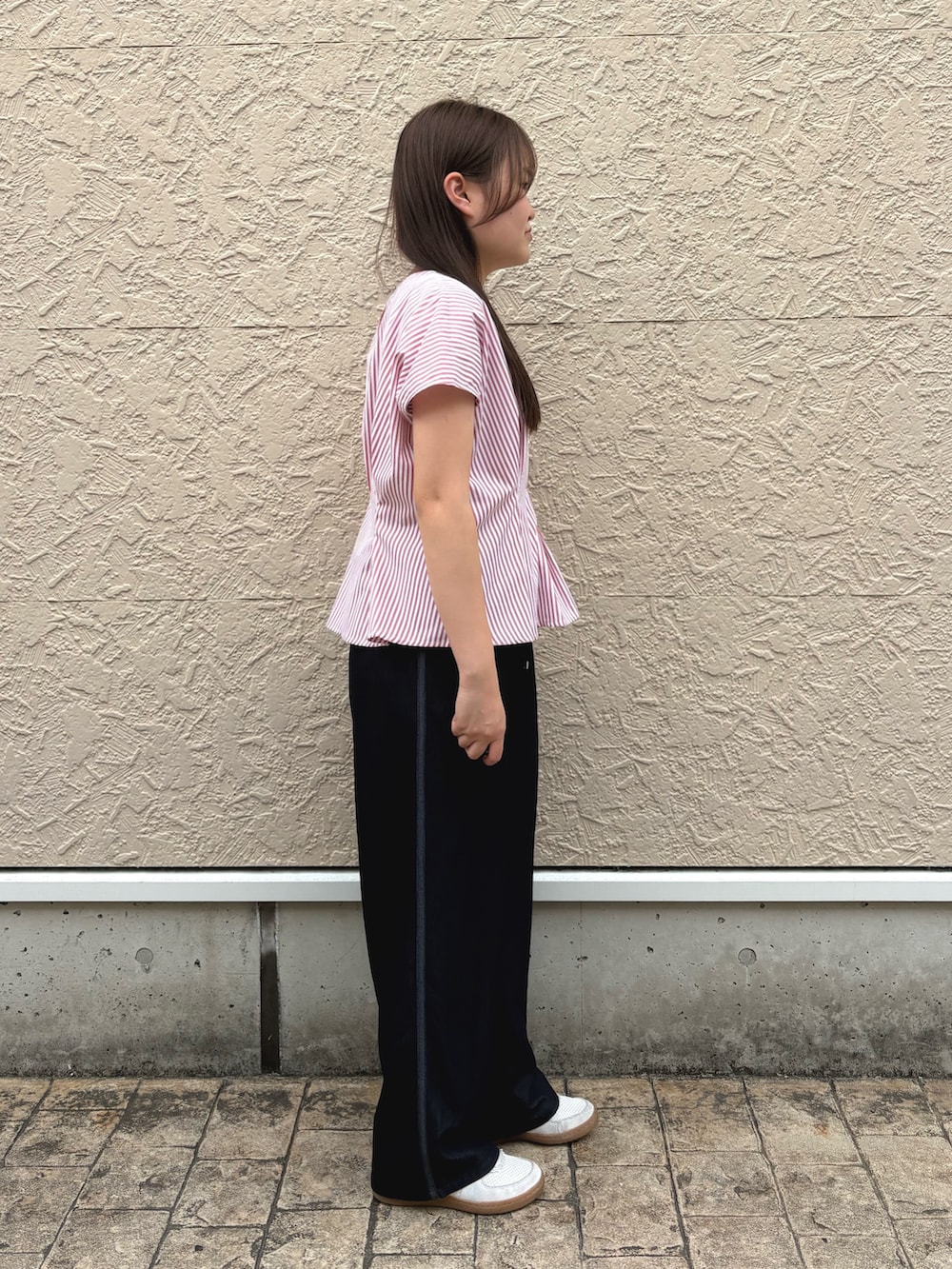 ピンク系のシャツ/ブラウス、ブルー系のデニムパンツを着用したレディースの夏コーディネートの3枚目の写真