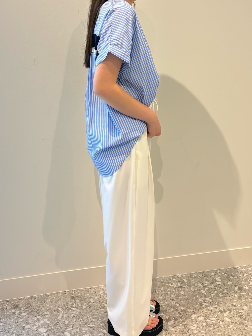 ホワイト系のその他パンツ、ブルー系のシャツ/ブラウスを着用したレディースの春コーディネートの2枚目の写真
