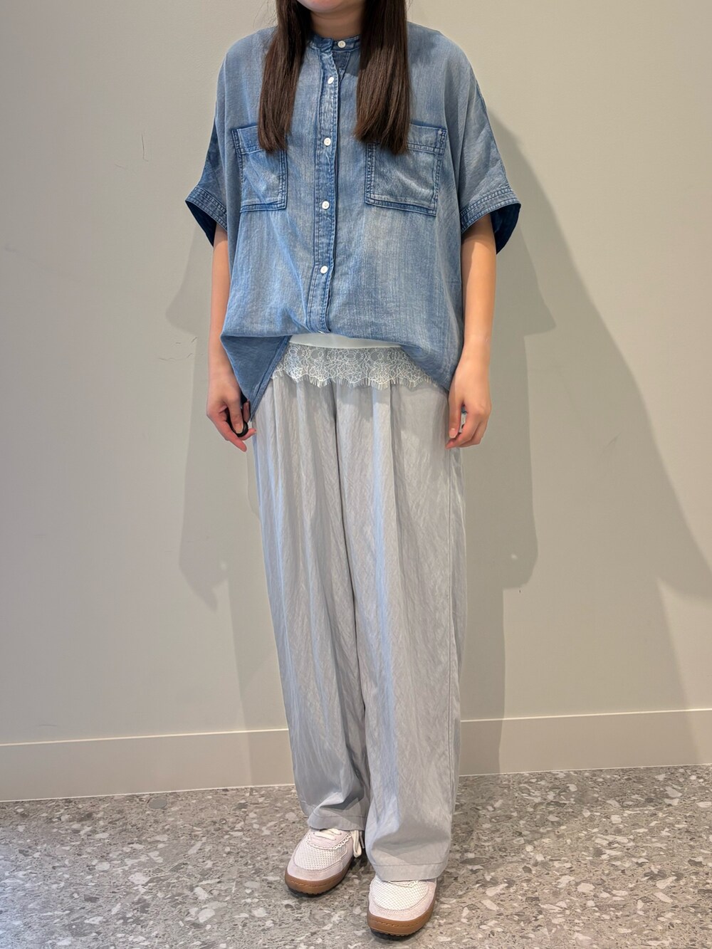 グレー系のその他パンツ、ブルー系のシャツ/ブラウス、ホワイト系のTシャツ/カットソーを着用したレディースの春コーディネートの5枚目の写真