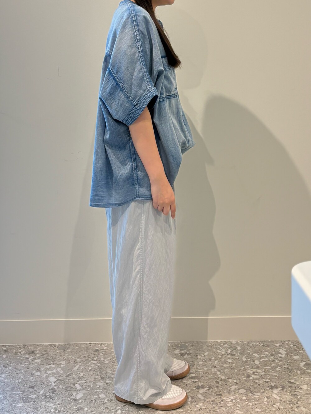 グレー系のその他パンツ、ブルー系のシャツ/ブラウス、ホワイト系のTシャツ/カットソーを着用したレディースの春コーディネートの2枚目の写真