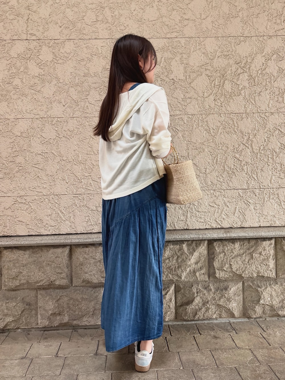 ホワイト系のカーディガン/ボレロ、ブルー系のワンピースを着用したレディースの夏コーディネートの4枚目の写真