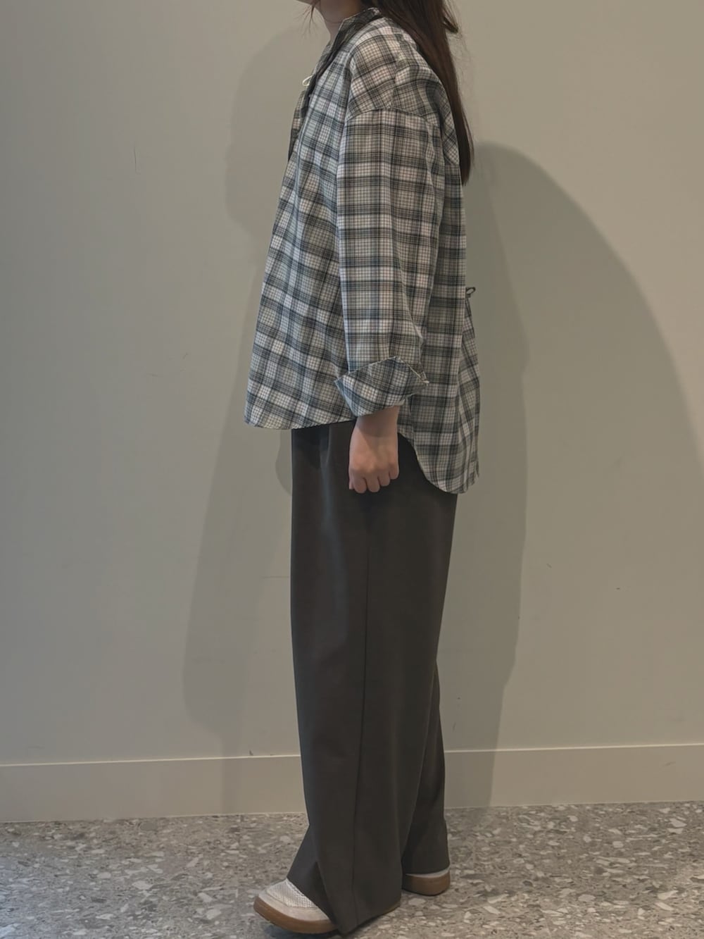 ベージュ系のシャツ/ブラウス、グリーン系のその他パンツ、ブラウン系のトートバッグを着用したレディースの秋コーディネートの3枚目の写真