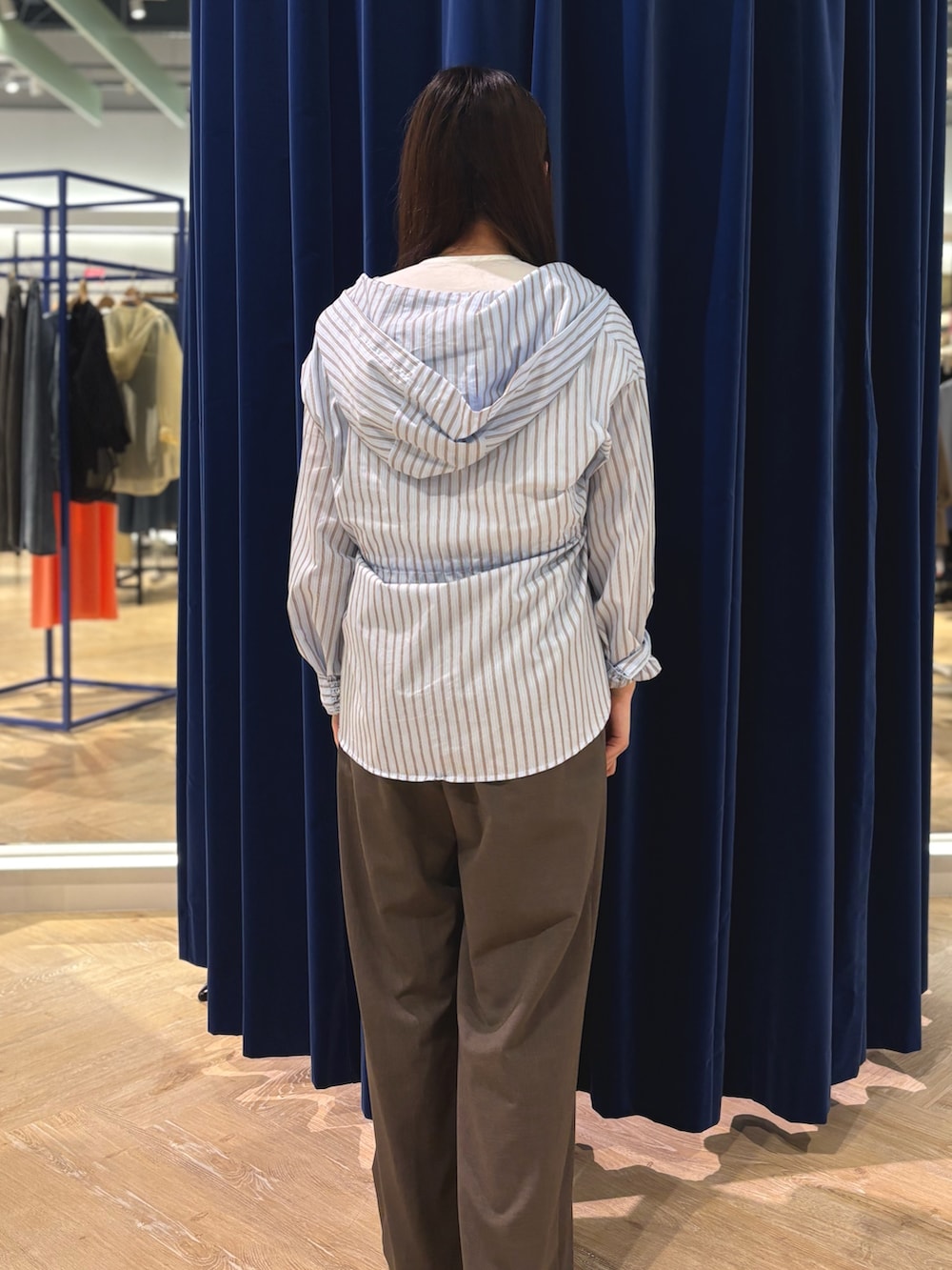 ブルー系のシャツ/ブラウス、グリーン系のその他パンツを着用したレディースの秋コーディネートの4枚目の写真