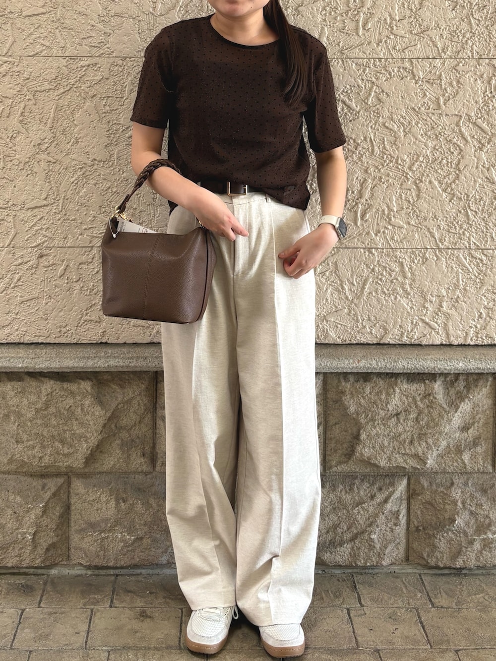 ベージュ系のTシャツ/カットソー、ブラウン系のショルダーバッグ、ベージュ系のその他パンツを着用したレディースの夏コーディネートの2枚目の写真