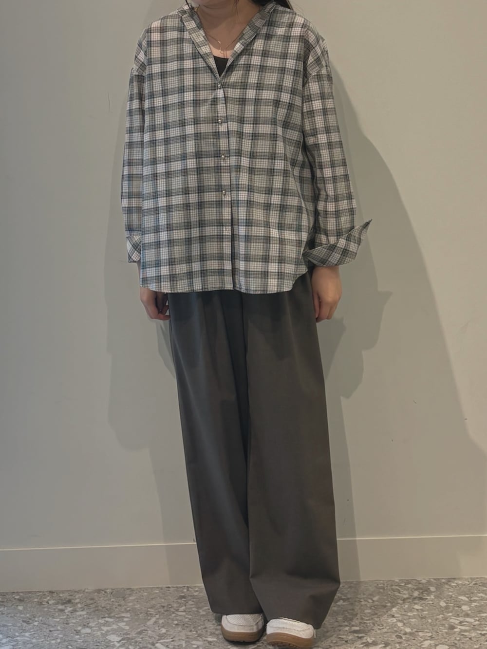 ベージュ系のシャツ/ブラウス、グリーン系のその他パンツ、ブラウン系のトートバッグを着用したレディースの秋コーディネートの5枚目の写真