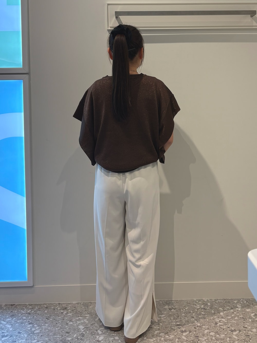 ホワイト系のその他パンツを着用したレディースの夏コーディネートの3枚目の写真