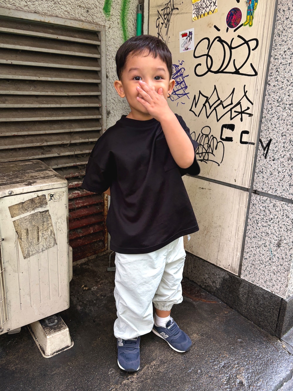 ブルー系のスニーカー、ブラック系のTシャツ/カットソー、グレー系のパンツを着用したキッズの夏コーディネートの3枚目の写真