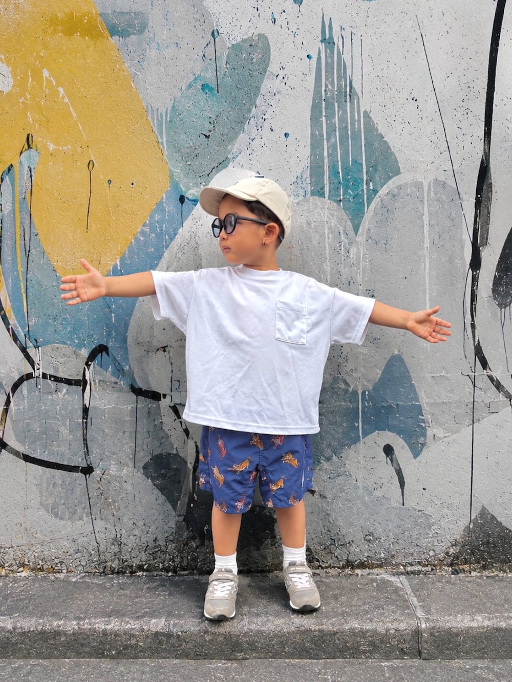 グレー系のスニーカー、ブルー系のその他パンツ、ホワイト系のTシャツ/カットソーを着用したキッズの夏コーディネートの3枚目の写真