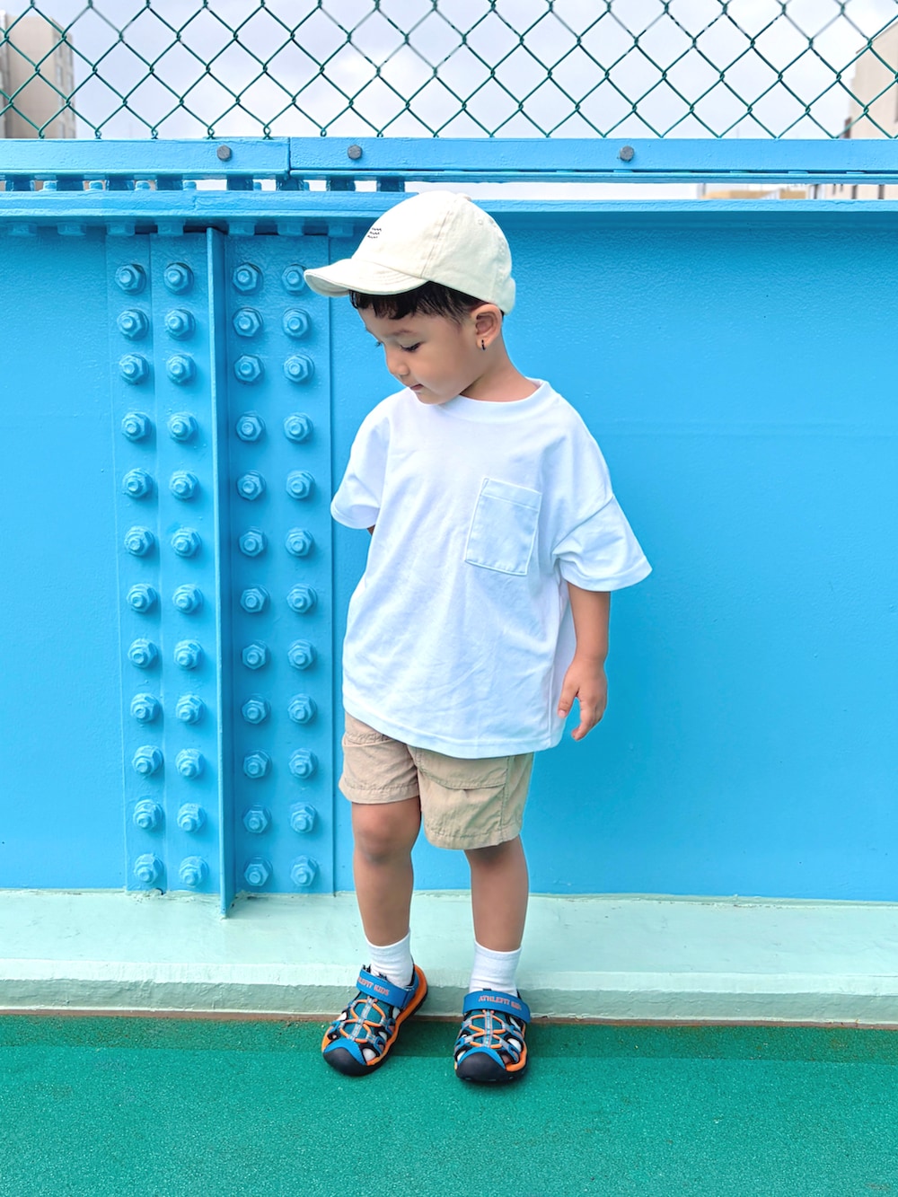 ホワイト系のTシャツ/カットソー、ベージュ系のパンツ、ブルー系のサンダルを着用したキッズの夏コーディネートの2枚目の写真