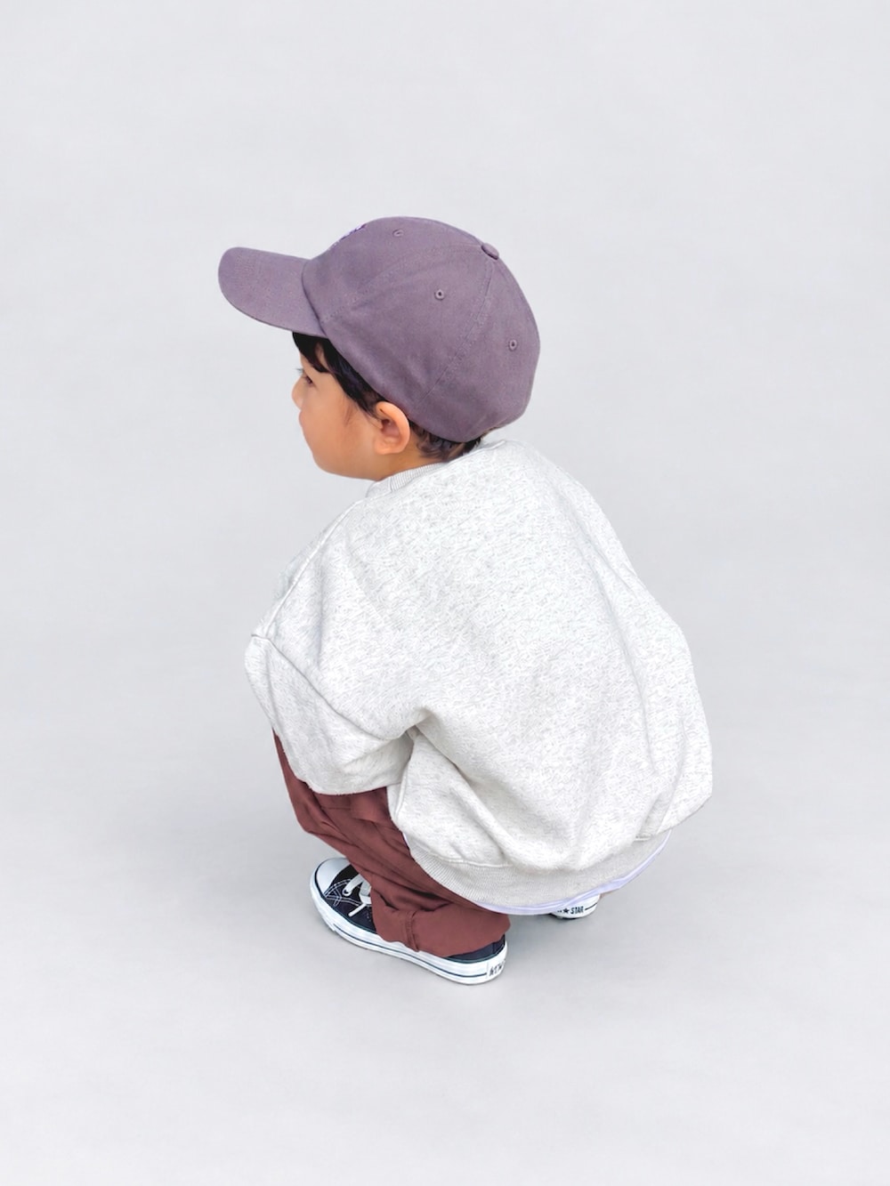 ベージュ系のスウェット、ブラック系のスニーカー、ブラウン系のその他パンツを着用したキッズの秋コーディネートの2枚目の写真