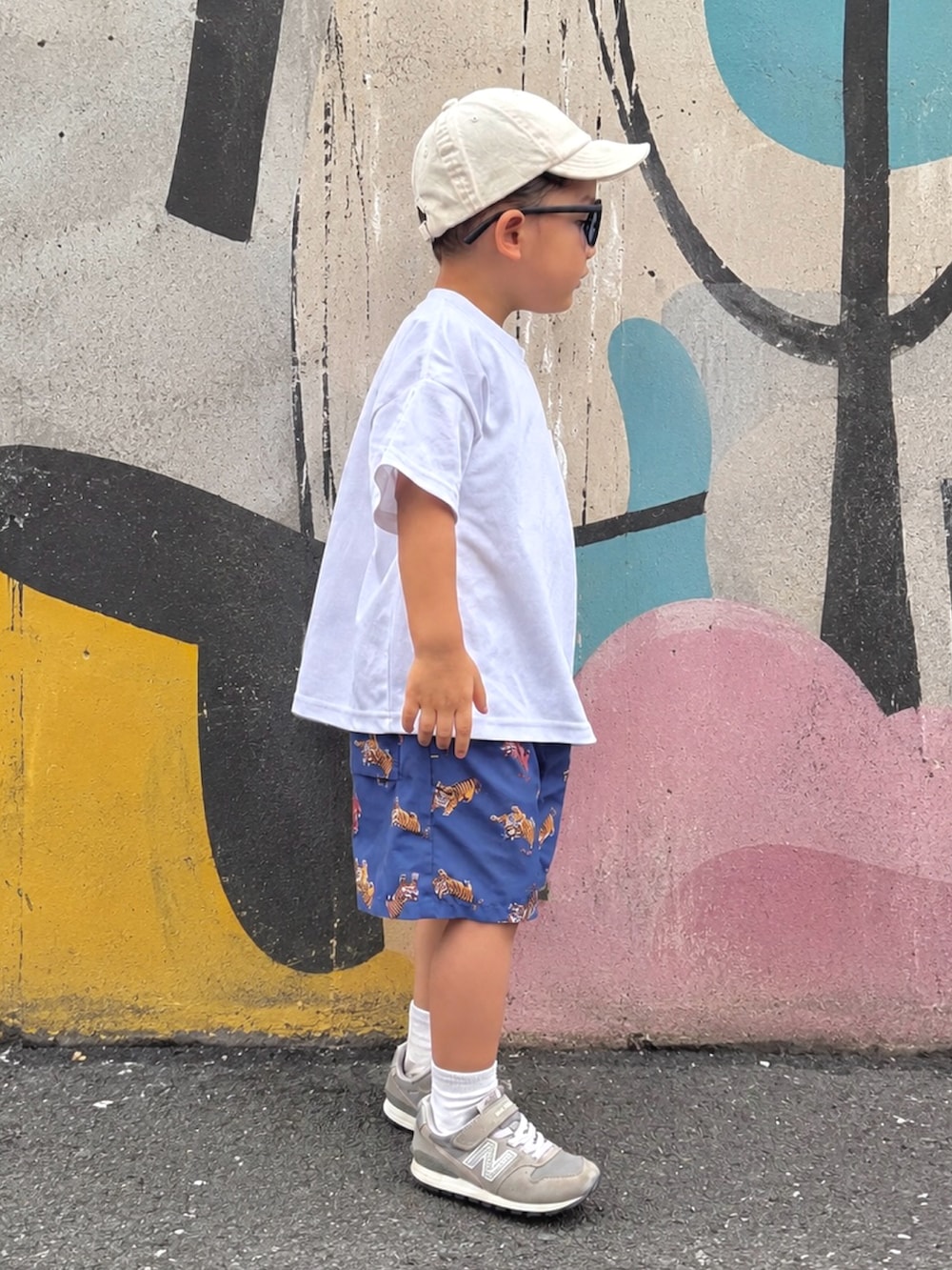 グレー系のスニーカー、ブルー系のその他パンツ、ホワイト系のTシャツ/カットソーを着用したキッズの夏コーディネートの2枚目の写真