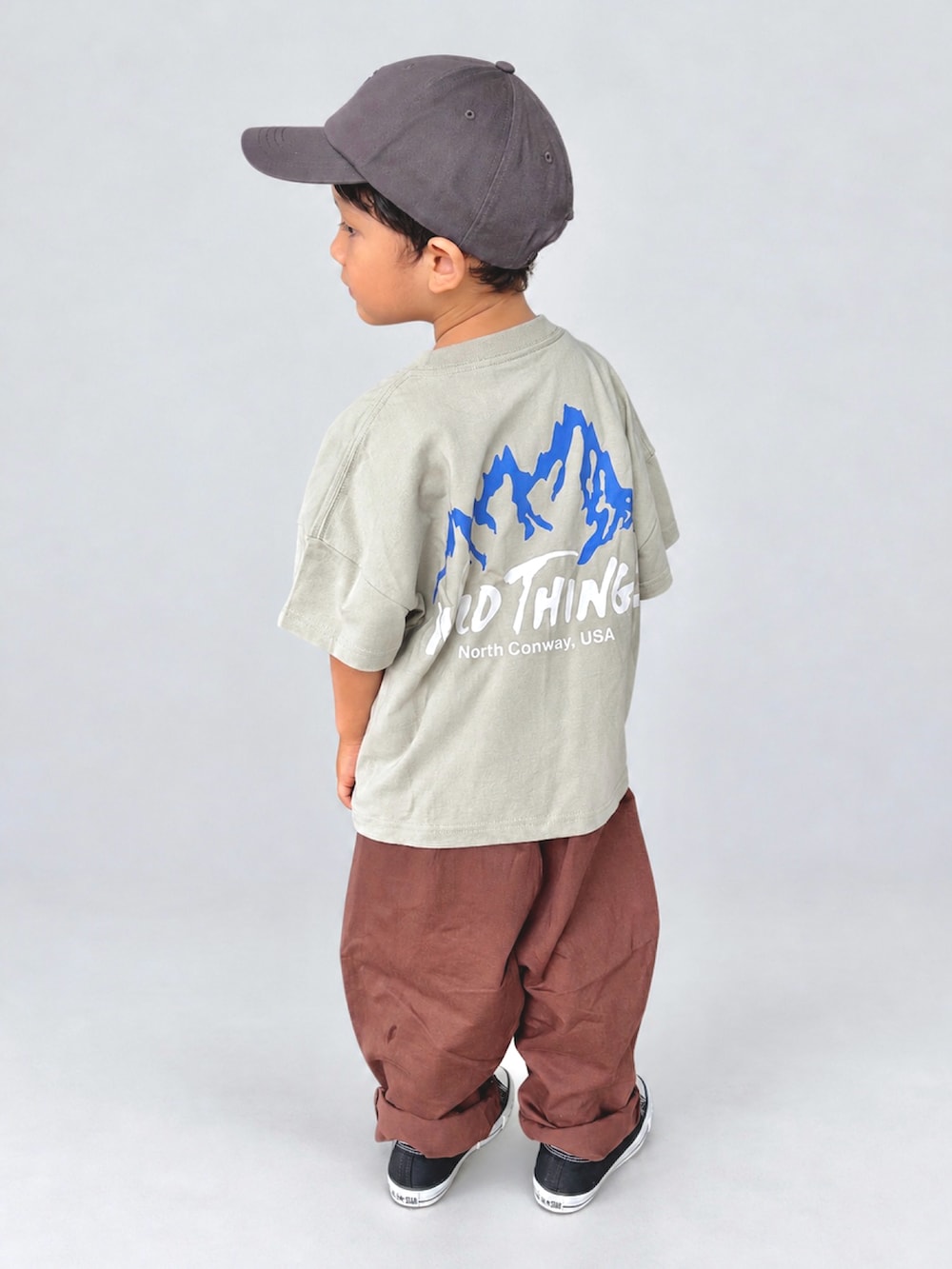 ブラック系のスニーカー、ブラウン系のその他パンツ、グリーン系のTシャツ/カットソーを着用したキッズの秋コーディネートの2枚目の写真