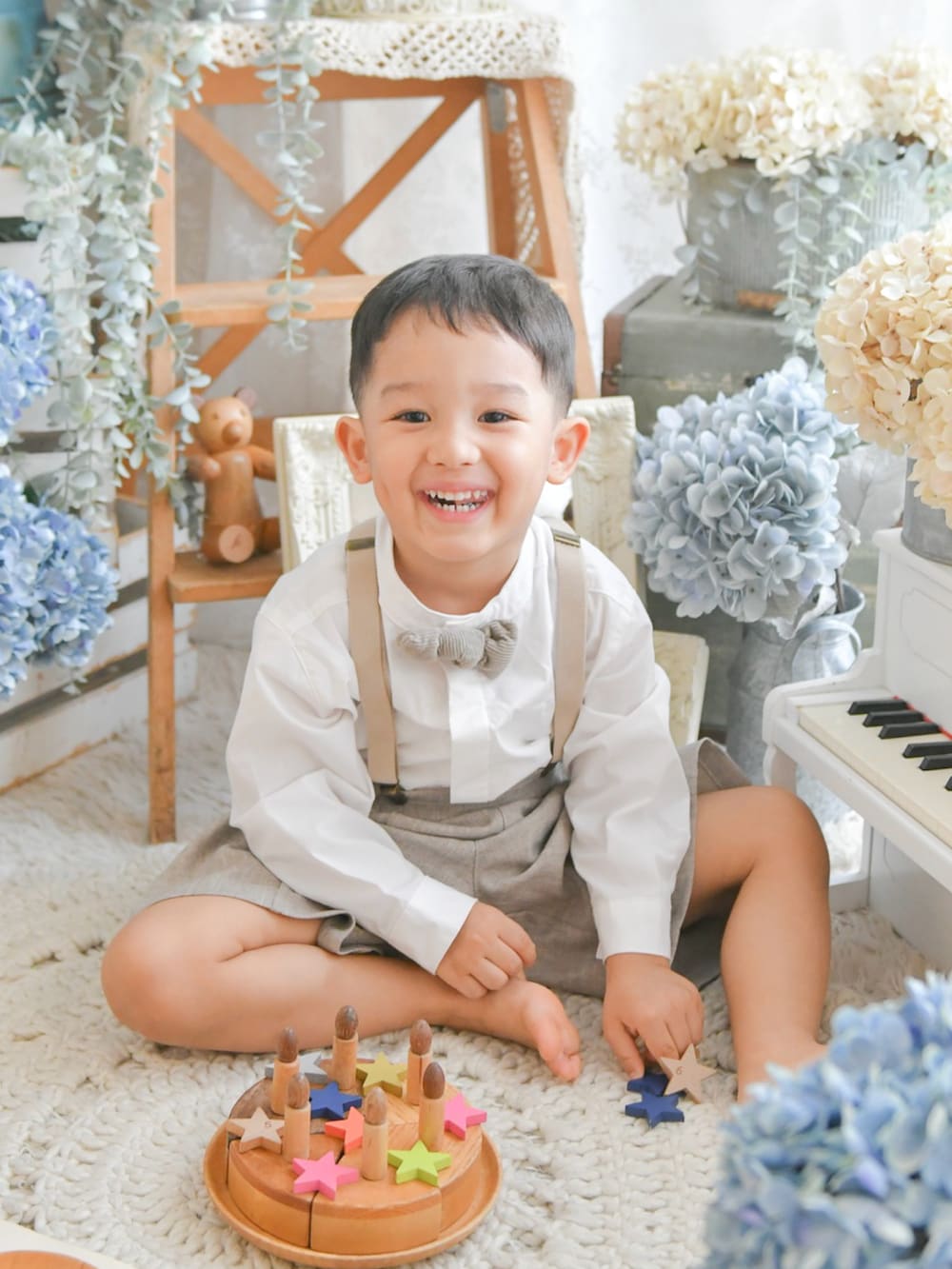 ホワイト系のシャツ/ブラウス、ブラウン系のスーツパンツ、ベージュ系の蝶ネクタイを着用したキッズの夏コーディネートの3枚目の写真