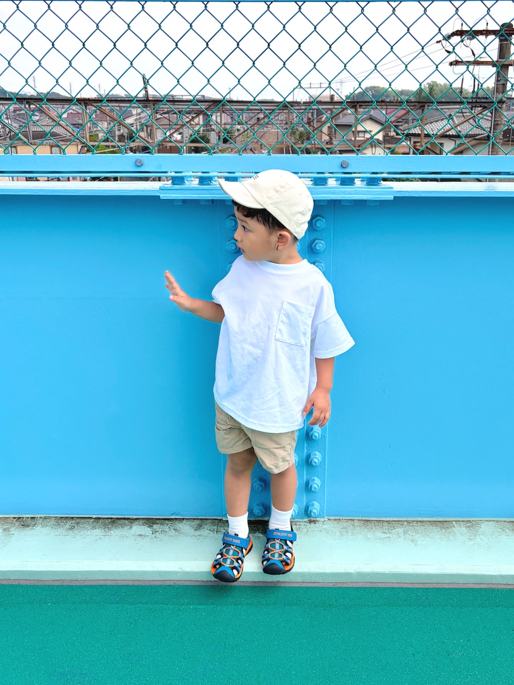 ホワイト系のTシャツ/カットソー、ベージュ系のパンツ、ブルー系のサンダルを着用したキッズの夏コーディネートの3枚目の写真
