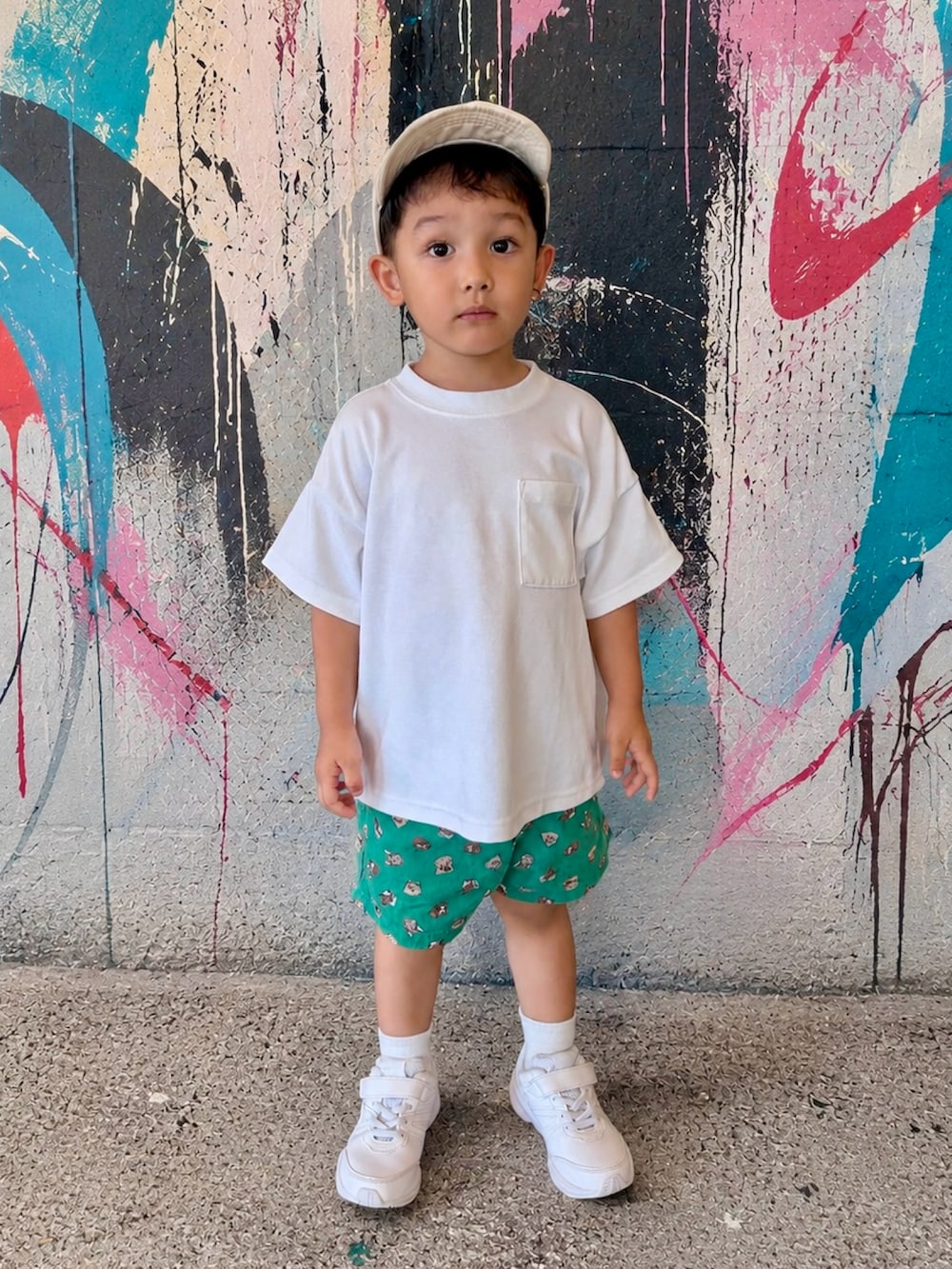 ホワイト系のスニーカー、グリーン系のその他パンツ、ホワイト系のTシャツ/カットソーを着用したキッズの夏コーディネートの2枚目の写真