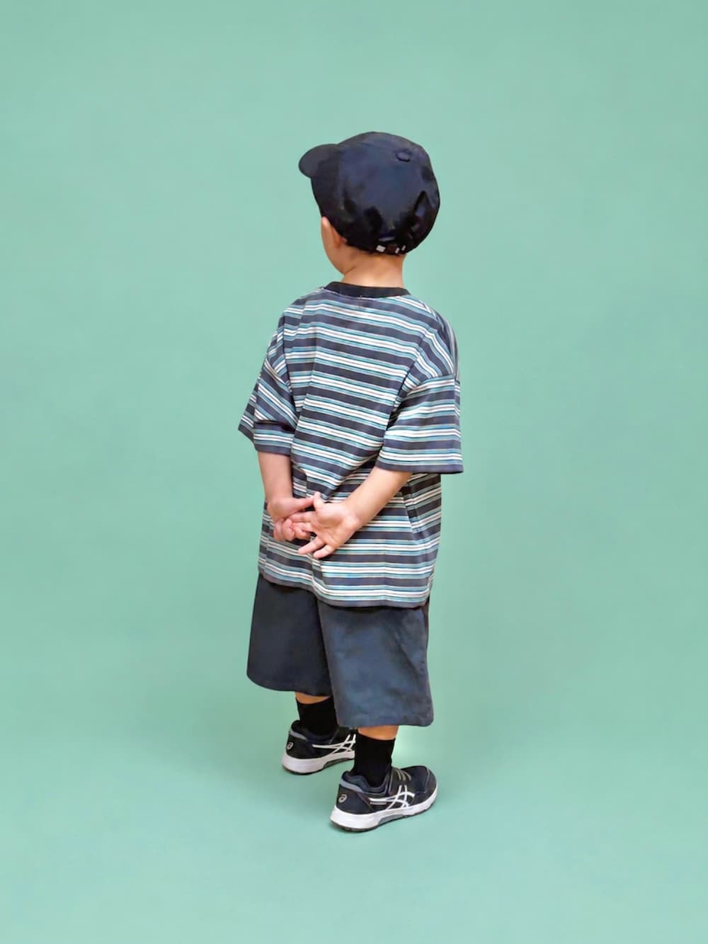 グレー系のTシャツ/カットソー、グレー系のカーゴパンツ、ブラック系のスニーカーを着用したキッズの夏コーディネートの2枚目の写真