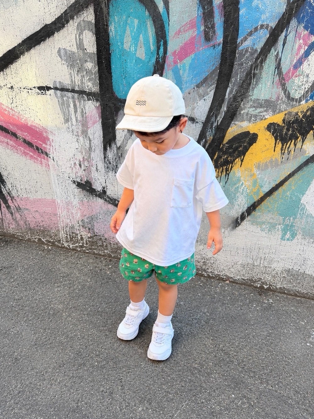 ホワイト系のスニーカー、グリーン系のその他パンツ、ホワイト系のTシャツ/カットソーを着用したキッズの夏コーディネートの3枚目の写真