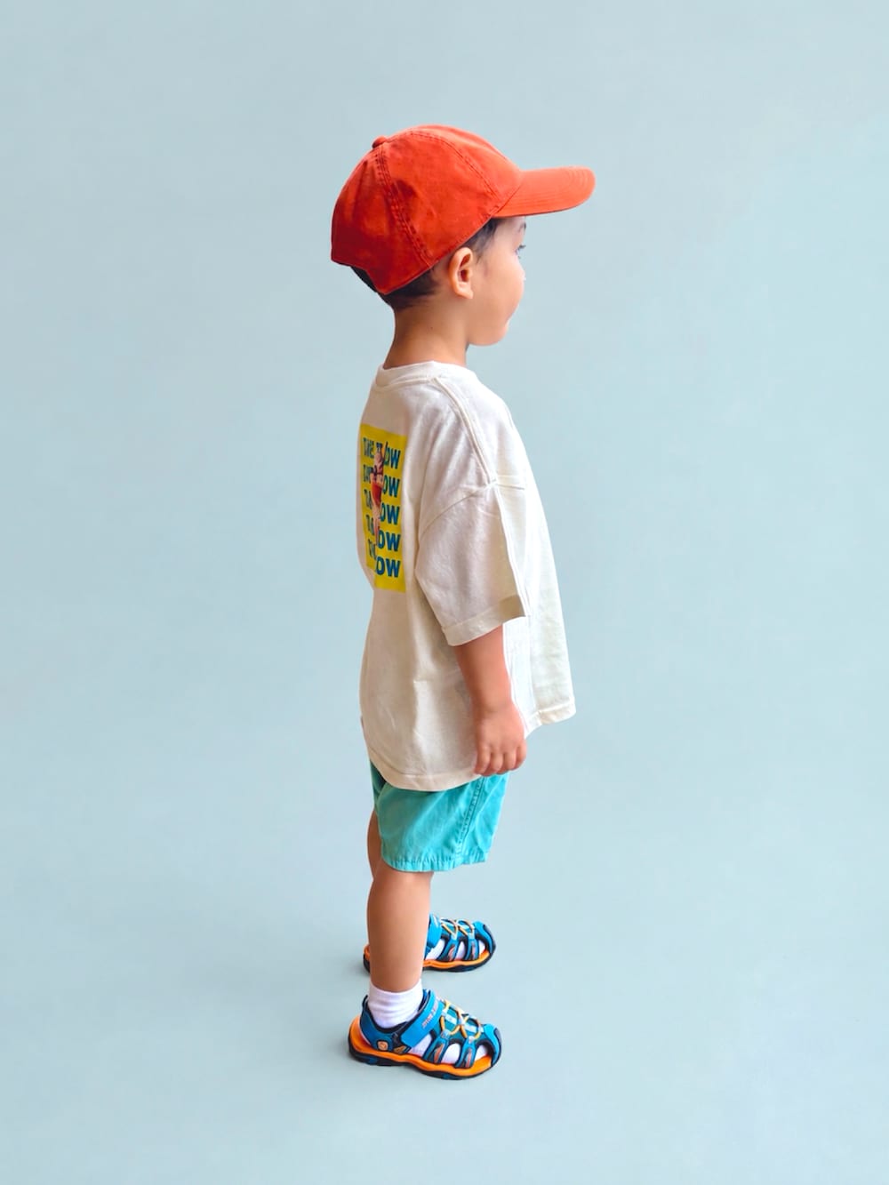 ホワイト系のTシャツ/カットソー、ブルー系のパンツ、ブルー系のサンダルを着用したキッズの夏コーディネートの2枚目の写真