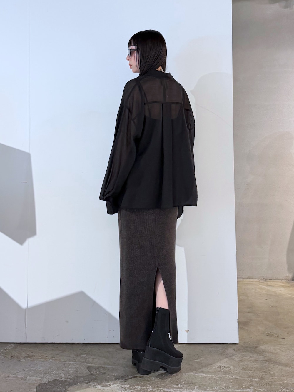 ブラック系のシャツ/ブラウス、ブラック系のワンピース、ブラック系のサンダルを着用したレディースの夏コーディネートの4枚目の写真