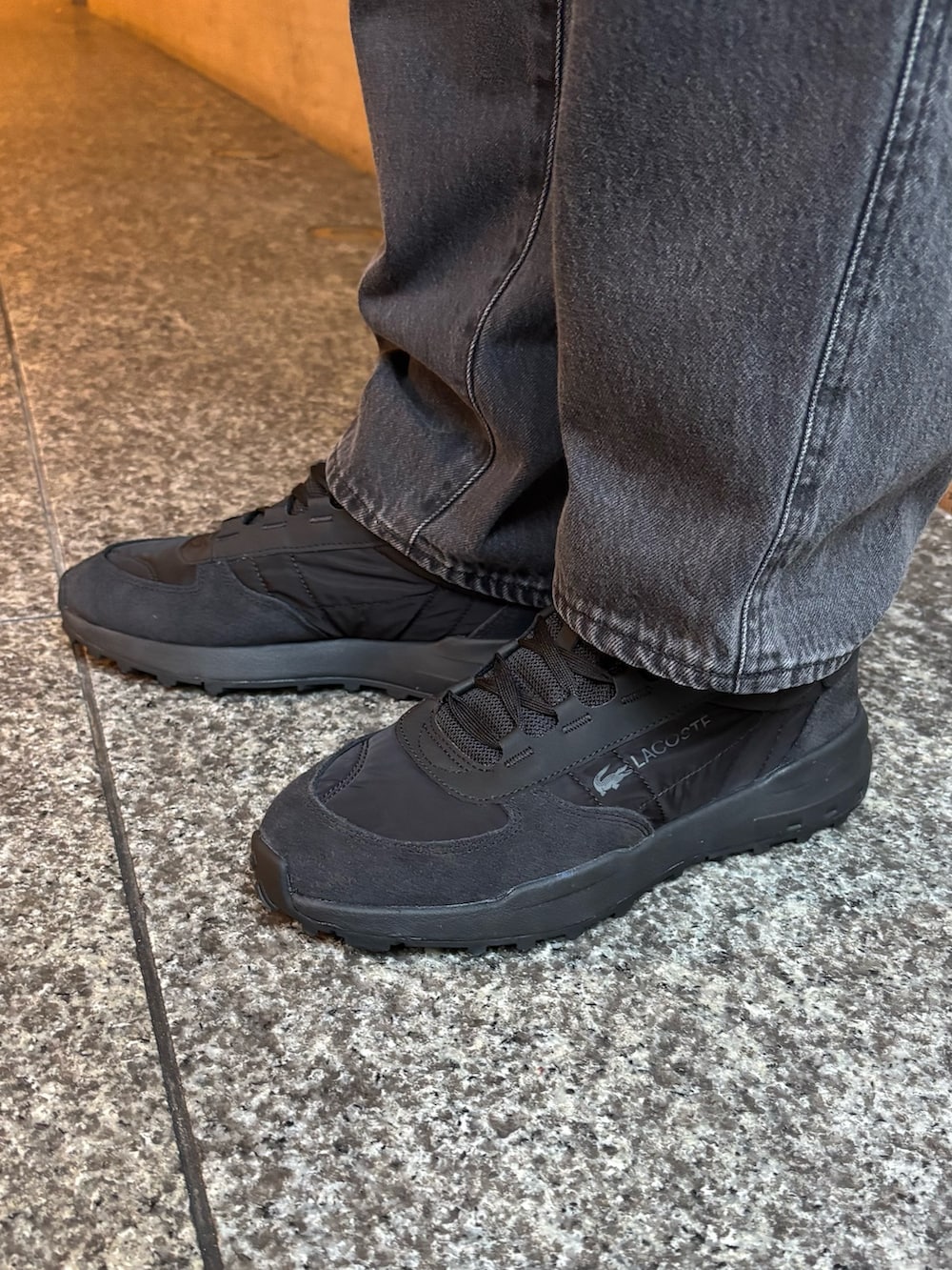 ブラック系のダウンベスト、ブルー系のカーディガン/ボレロ、ブラック系のデニムパンツを着用したメンズの冬コーディネートの7枚目の写真