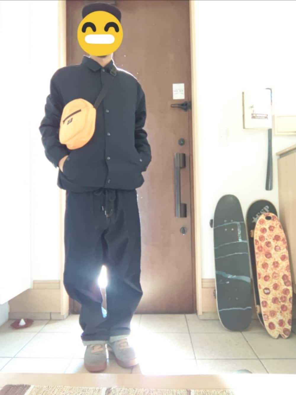 ブルー系のデニムパンツ、オレンジ系のショルダーバッグ、その他のスニーカーを着用したメンズの秋コーディネートの2枚目の写真