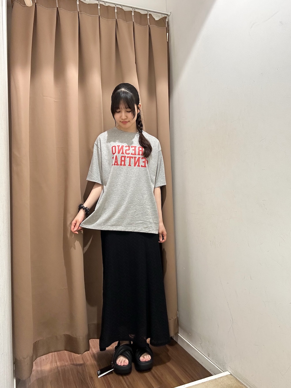 グレー系のTシャツ/カットソー、ブラック系のスカート、ブラック系のサンダルを着用したレディースの夏コーディネートの2枚目の写真