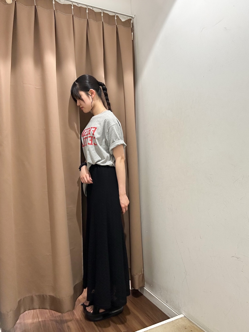 グレー系のTシャツ/カットソー、ブラック系のスカート、ブラック系のサンダルを着用したレディースの夏コーディネートの3枚目の写真