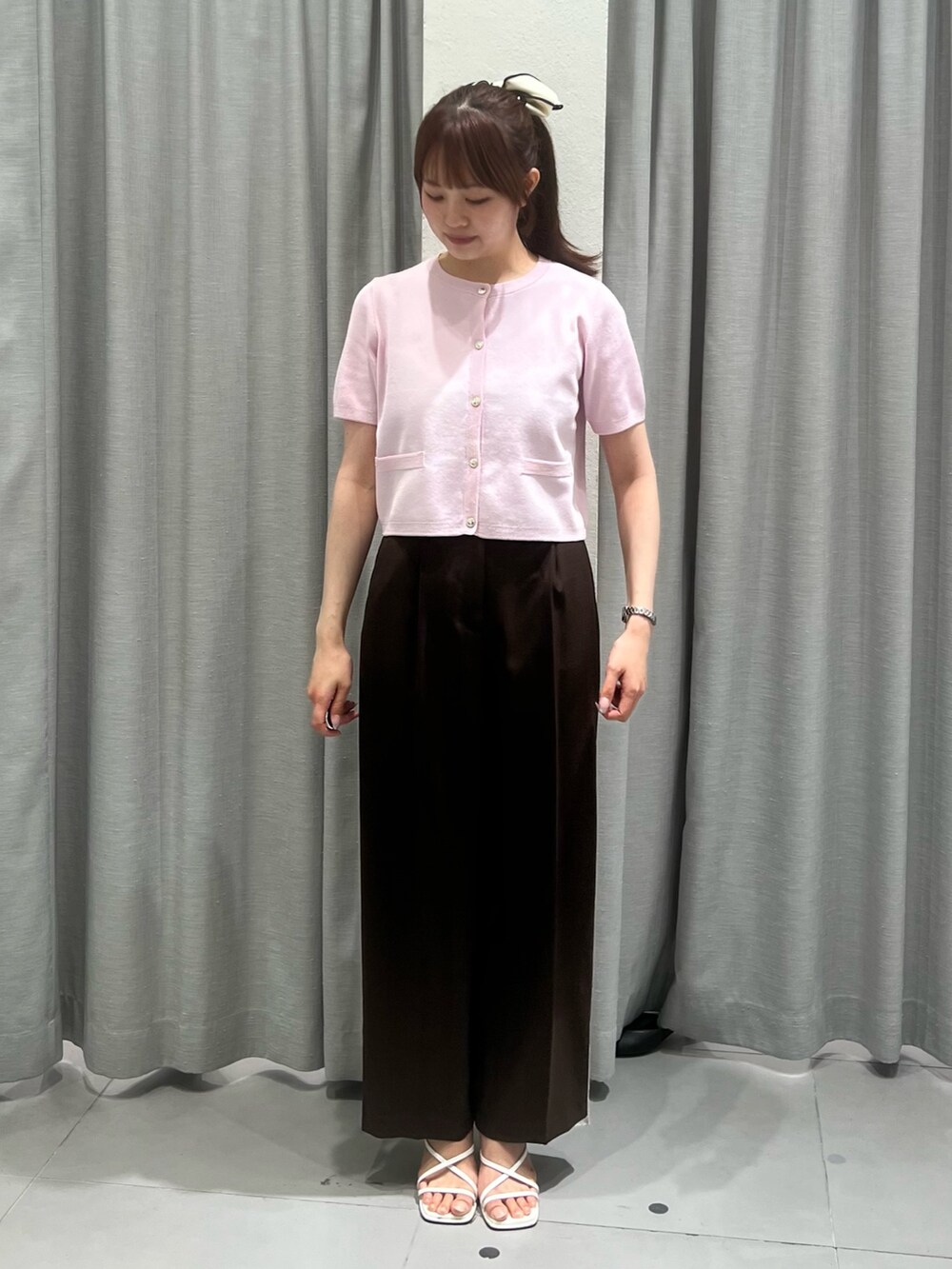 ピンク系のカーディガン/ボレロ、ブラウン系のその他パンツを着用したレディースの夏コーディネートの2枚目の写真
