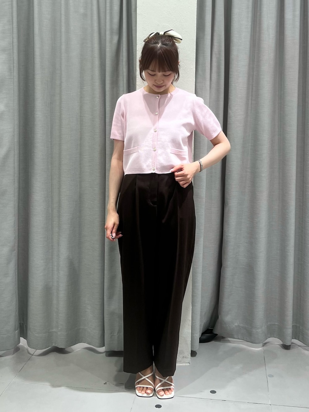 ピンク系のカーディガン/ボレロ、ブラウン系のその他パンツを着用したレディースの夏コーディネートの3枚目の写真