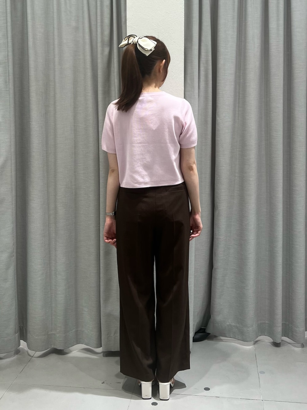 ピンク系のカーディガン/ボレロ、ブラウン系のその他パンツを着用したレディースの夏コーディネートの7枚目の写真