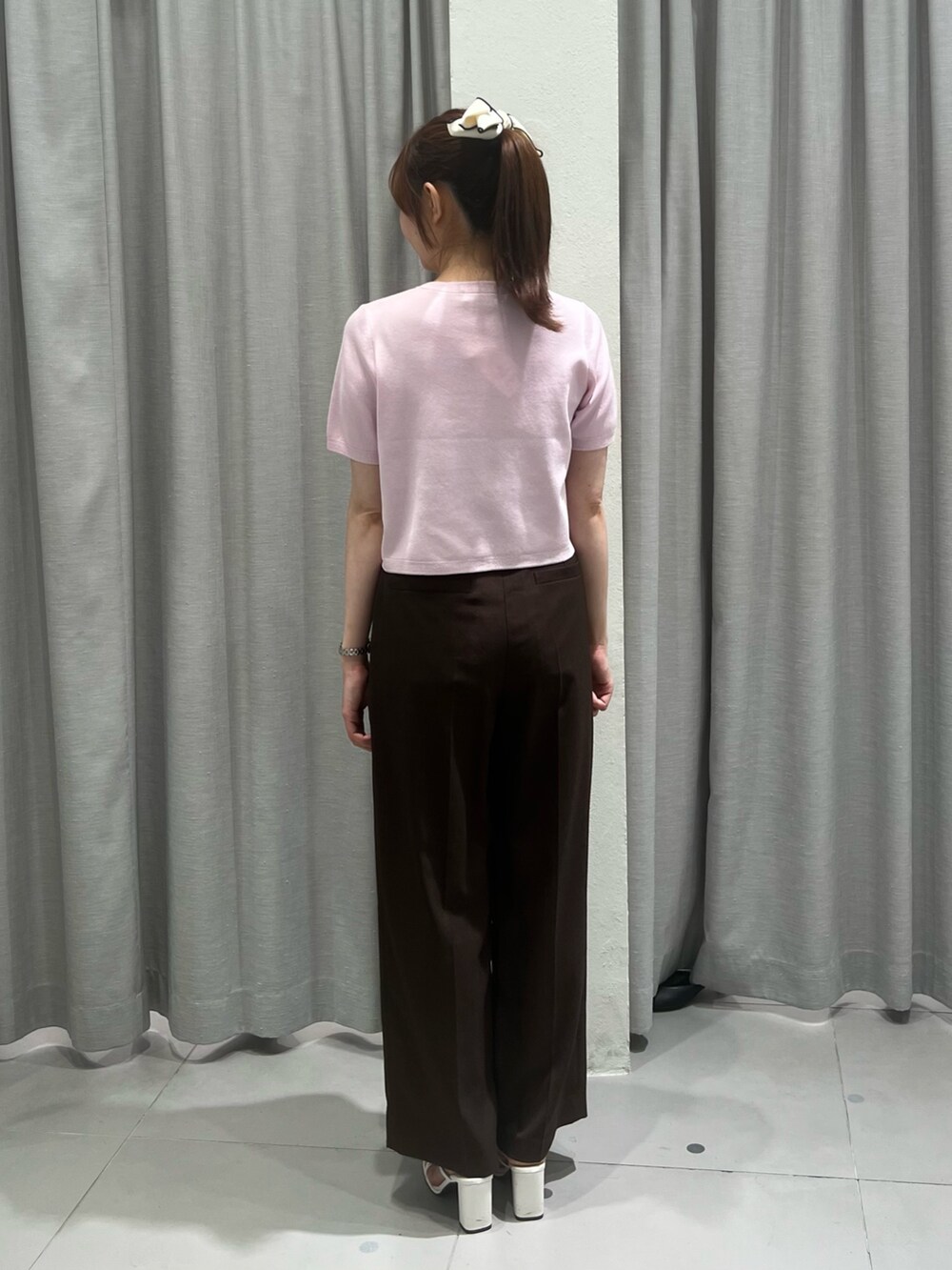 ピンク系のカーディガン/ボレロ、ブラウン系のその他パンツを着用したレディースの夏コーディネートの6枚目の写真