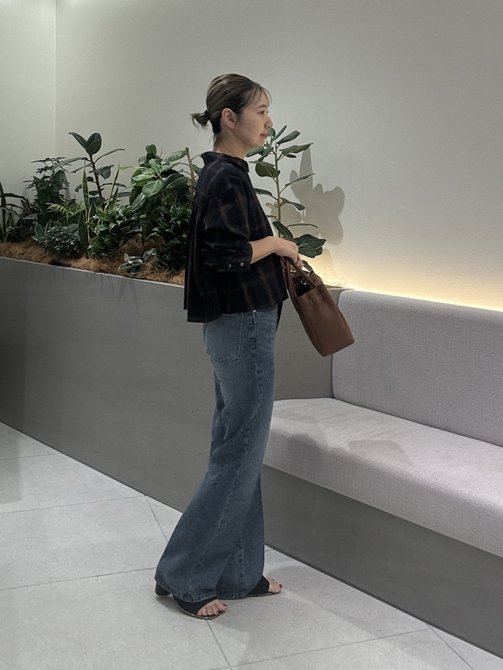 ブルー系のその他パンツ、ブルー系のシャツ/ブラウス、イエロー系のトートバッグを着用したレディースの夏コーディネートの3枚目の写真