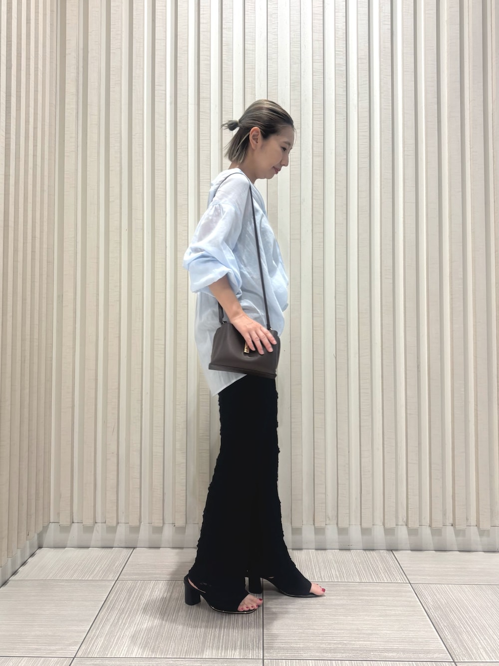 ブラック系のその他パンツ、ブルー系のシャツ/ブラウス、ブラウン系のショルダーバッグを着用したレディースの夏コーディネートの3枚目の写真