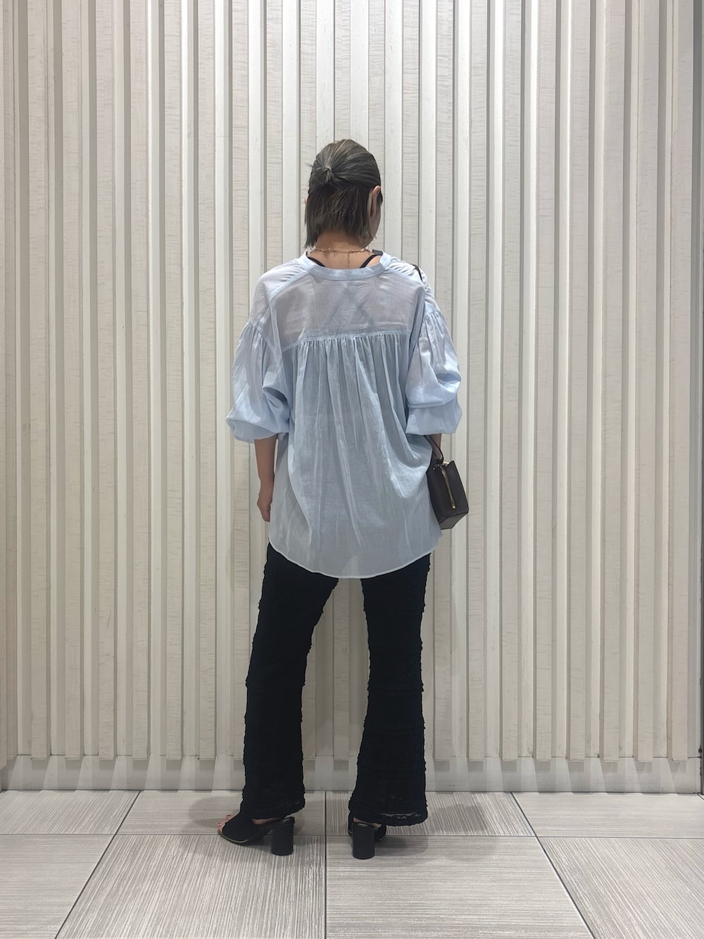 ブラック系のその他パンツ、ブルー系のシャツ/ブラウス、ブラウン系のショルダーバッグを着用したレディースの夏コーディネートの4枚目の写真