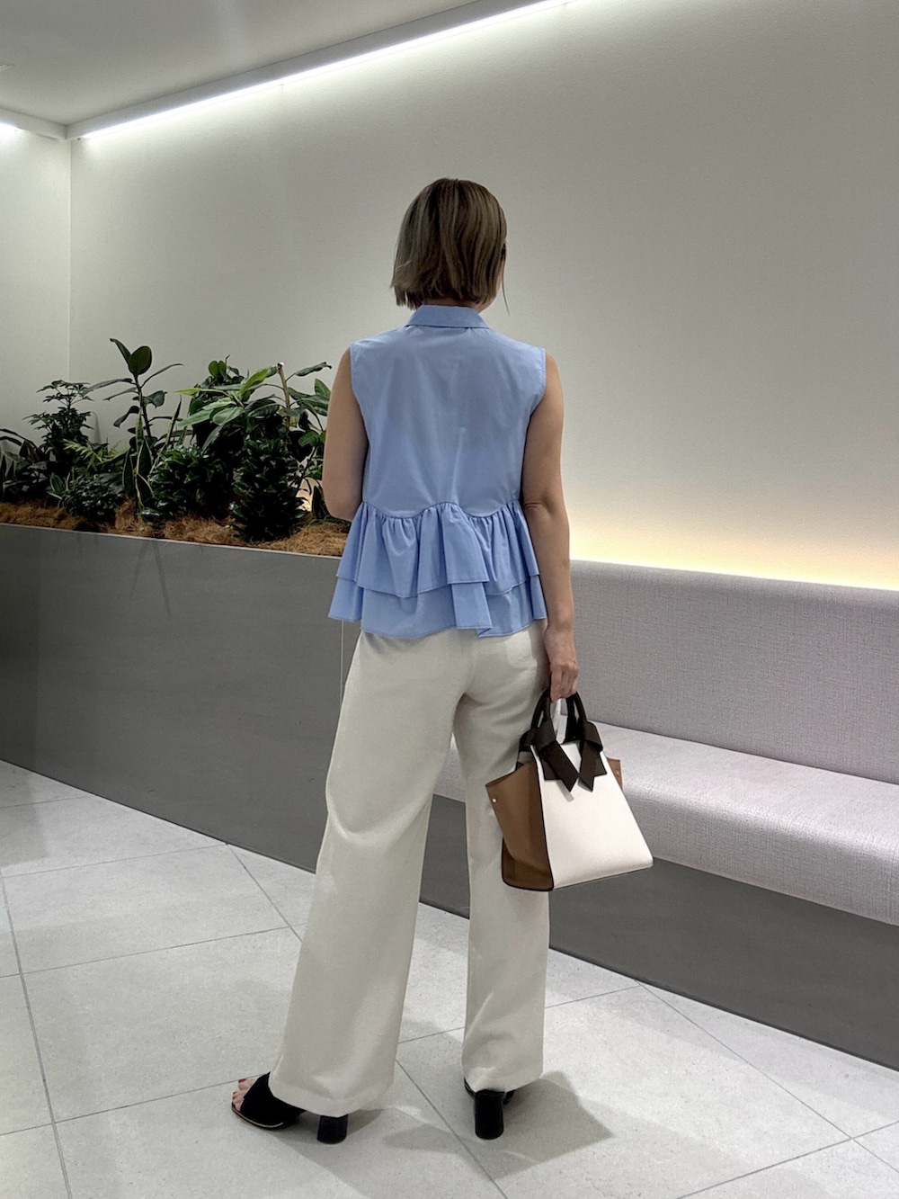 ブルー系のシャツ/ブラウス、ベージュ系のその他パンツ、ホワイト系のトートバッグを着用したレディースの夏コーディネートの4枚目の写真