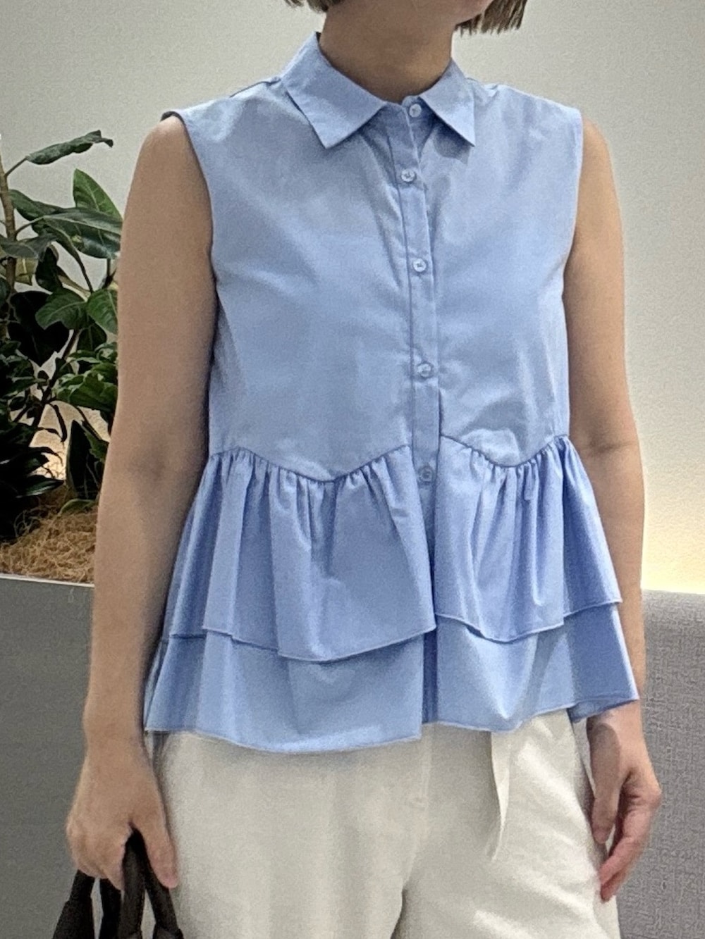 ブルー系のシャツ/ブラウス、ベージュ系のその他パンツ、ホワイト系のトートバッグを着用したレディースの夏コーディネートの5枚目の写真