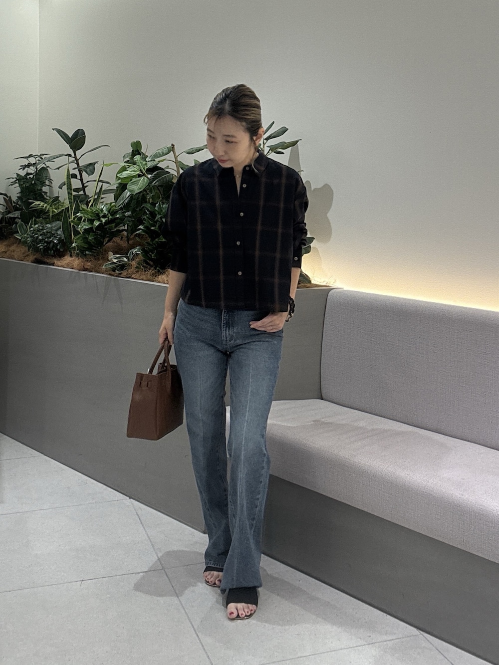 ブルー系のその他パンツ、ブルー系のシャツ/ブラウス、イエロー系のトートバッグを着用したレディースの夏コーディネートの2枚目の写真