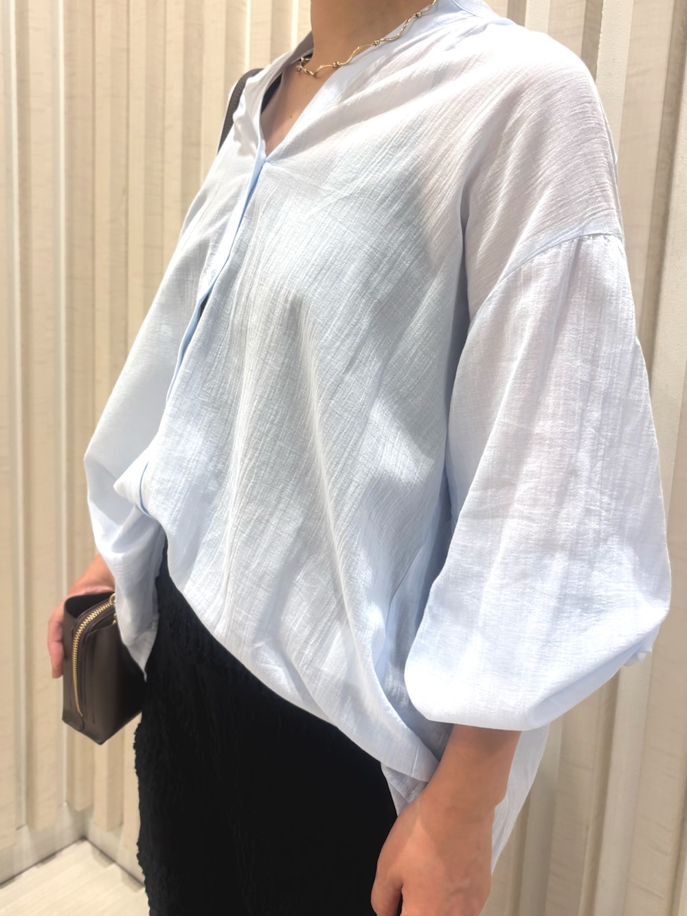ブラック系のその他パンツ、ブルー系のシャツ/ブラウス、ブラウン系のショルダーバッグを着用したレディースの夏コーディネートの8枚目の写真