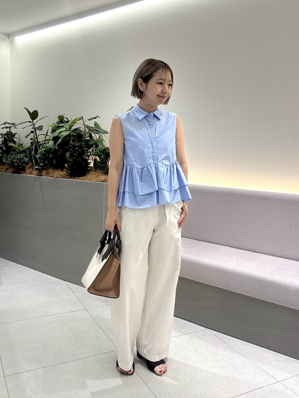 ブルー系のシャツ/ブラウス、ベージュ系のその他パンツ、ホワイト系のトートバッグを着用したレディースの夏コーディネートの2枚目の写真