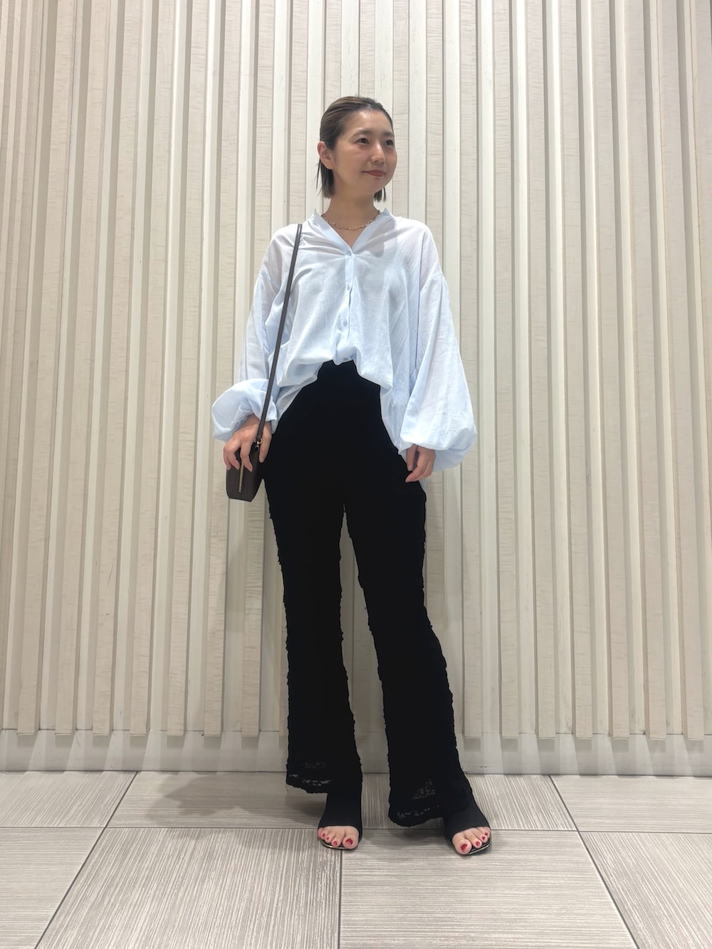 ブラック系のその他パンツ、ブルー系のシャツ/ブラウス、ブラウン系のショルダーバッグを着用したレディースの夏コーディネートの5枚目の写真