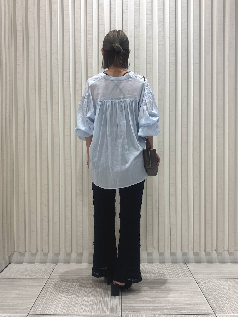 ブラック系のその他パンツ、ブルー系のシャツ/ブラウス、ブラウン系のショルダーバッグを着用したレディースの夏コーディネートの6枚目の写真
