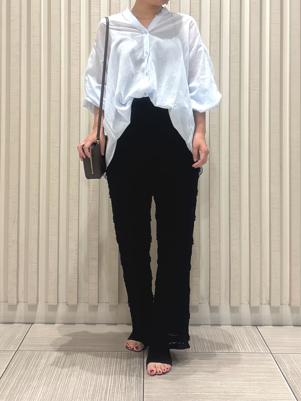 ブラック系のその他パンツ、ブルー系のシャツ/ブラウス、ブラウン系のショルダーバッグを着用したレディースの夏コーディネートの7枚目の写真