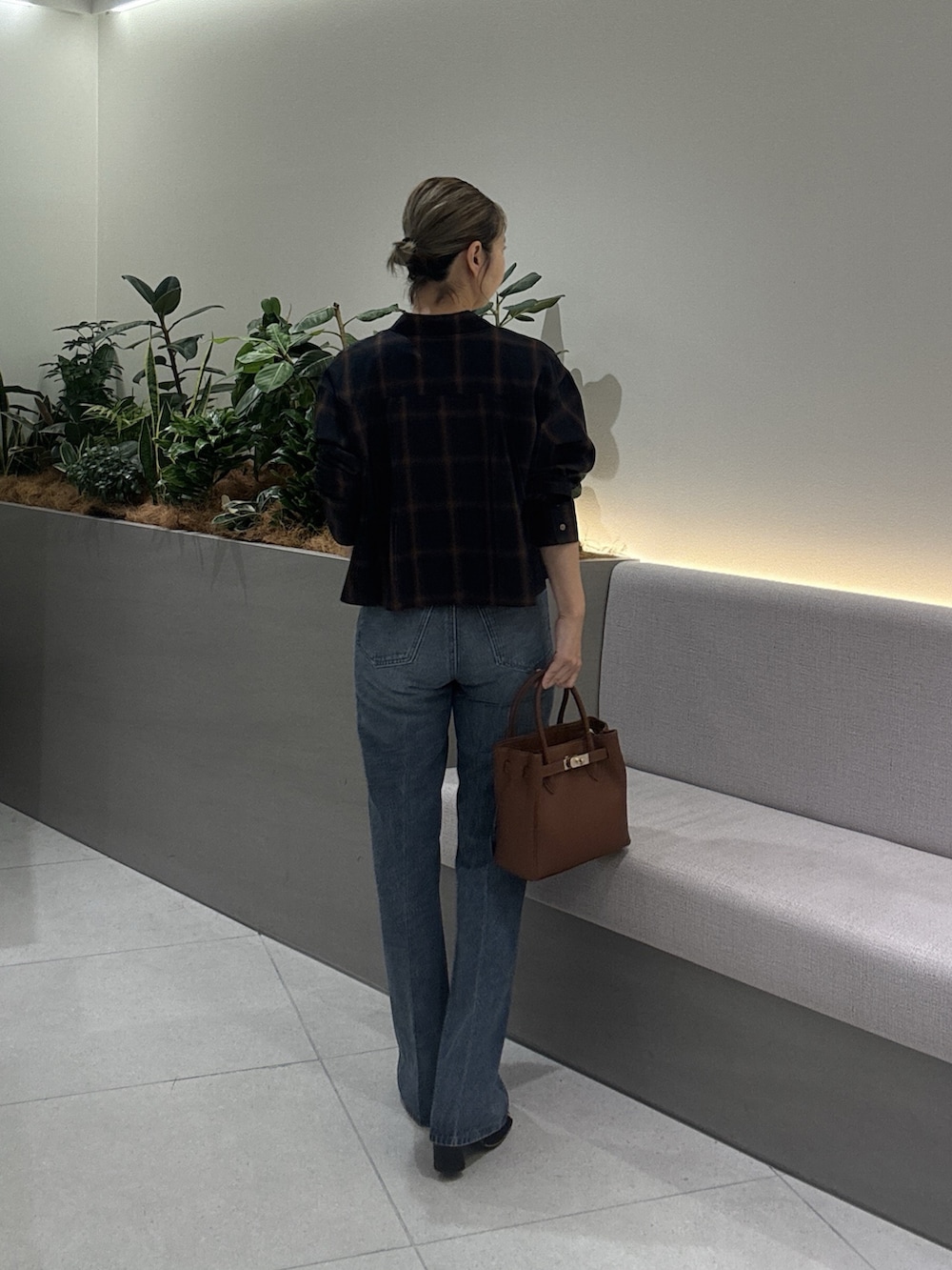 ブルー系のその他パンツ、ブルー系のシャツ/ブラウス、イエロー系のトートバッグを着用したレディースの夏コーディネートの4枚目の写真