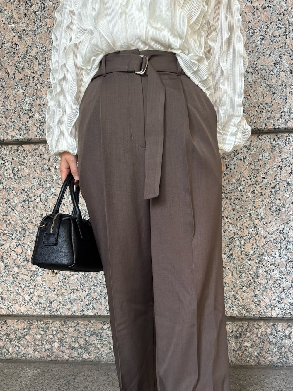 ブラウン系のその他パンツ、ホワイト系のTシャツ/カットソー、ブラック系のボストンバッグを着用したレディースの秋コーディネートの6枚目の写真