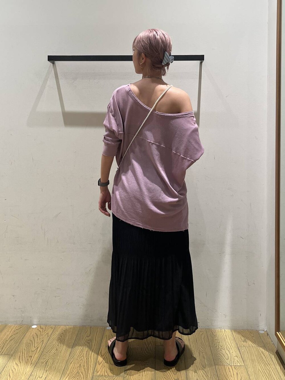 その他のショルダーバッグ、ブラック系のスカート、パープル系のTシャツ/カットソーを着用したレディースの夏コーディネートの4枚目の写真