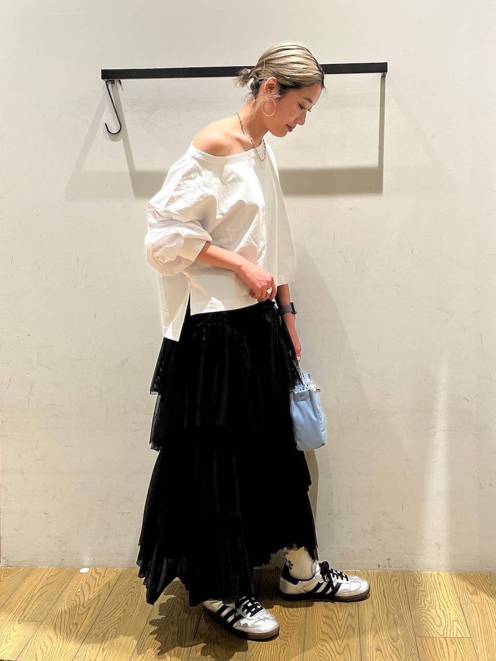 ホワイト系のTシャツ/カットソー、ブルー系のショルダーバッグ、ブラック系のスカートを着用したレディースの春コーディネートの2枚目の写真