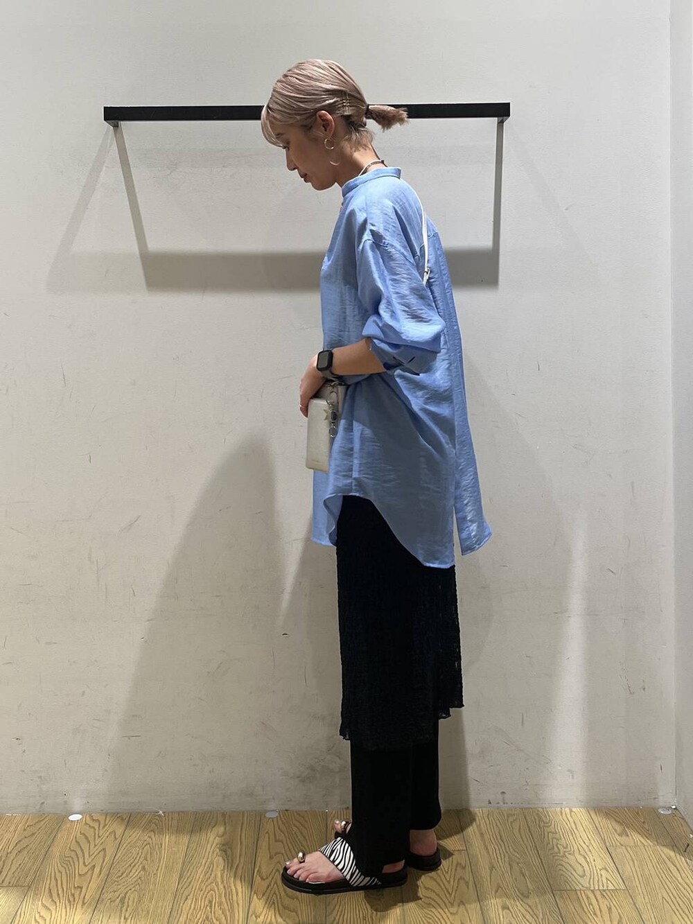 ブラック系のその他パンツ、その他のサンダル、ブルー系のシャツ/ブラウスを着用したレディースの夏コーディネートの3枚目の写真